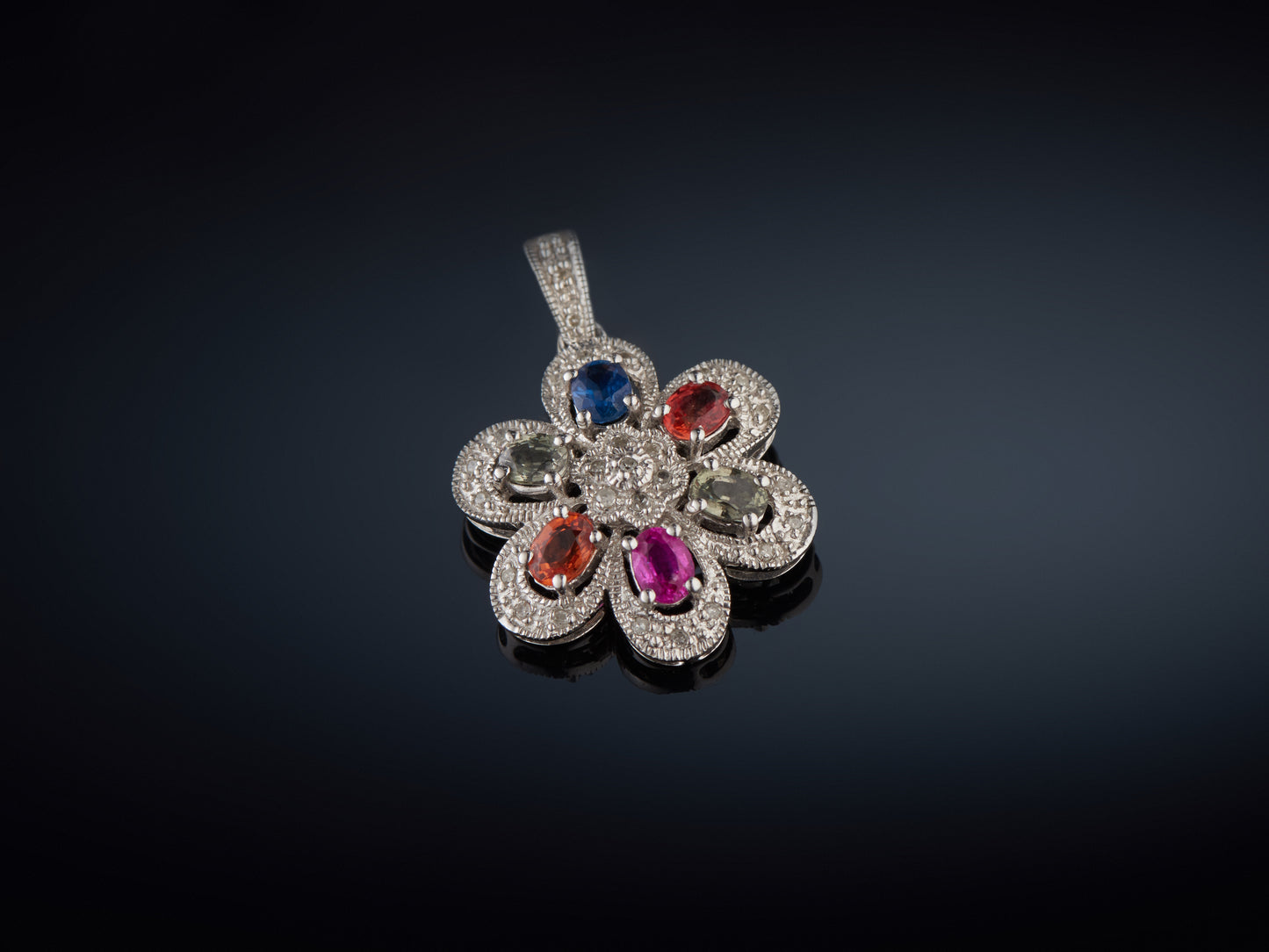Кулон с бриллиантами, рубином и сапфирами