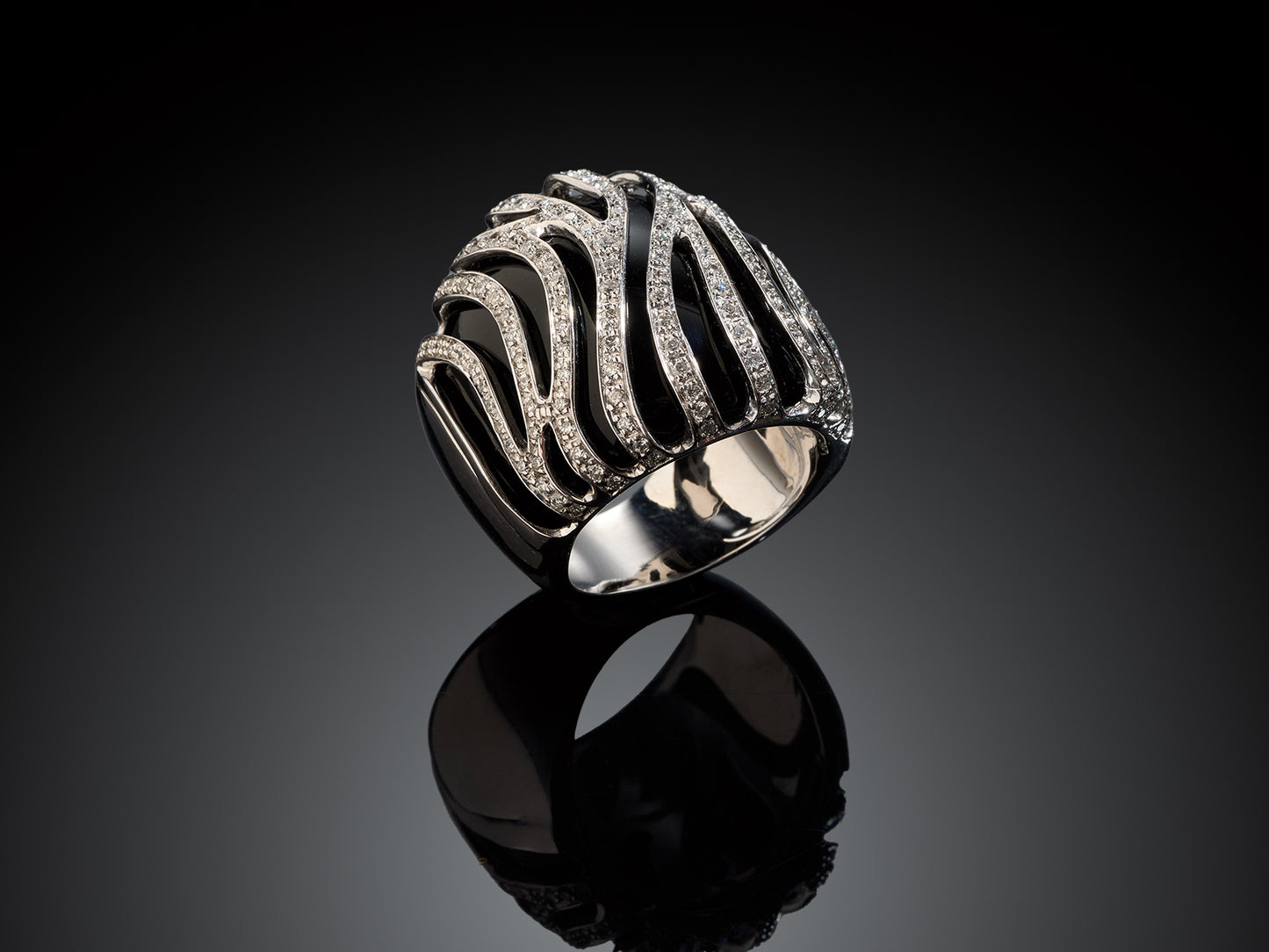 Кольцо с бриллиантами и ониксом