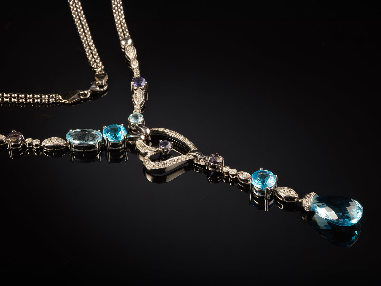 Ожерелье с бриллиантами, топазами и иолитами