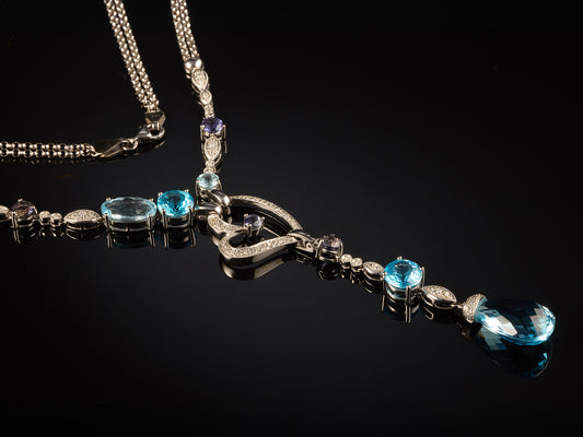 Ожерелье с бриллиантами, топазами и иолитами