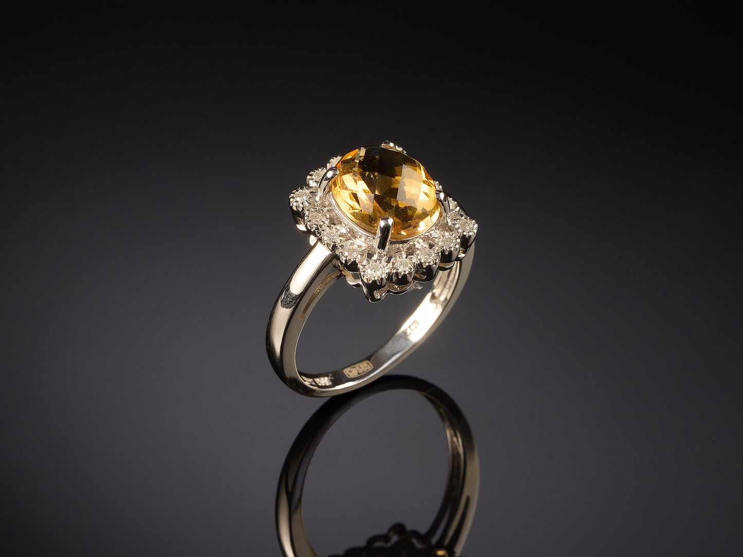 Кольцо с бриллиантами и цитрином