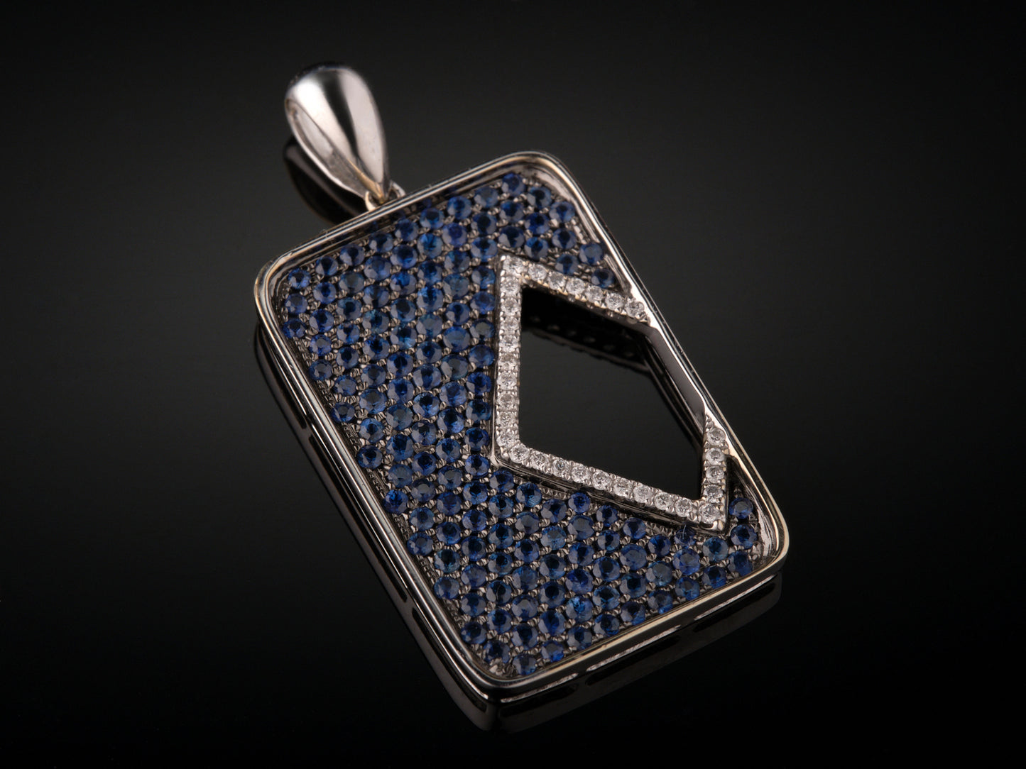 Кулон с бриллиантами и сапфирами