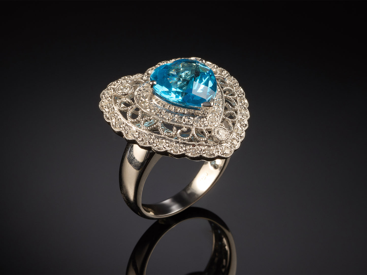 Gredzens ar briljantiem un topāzu