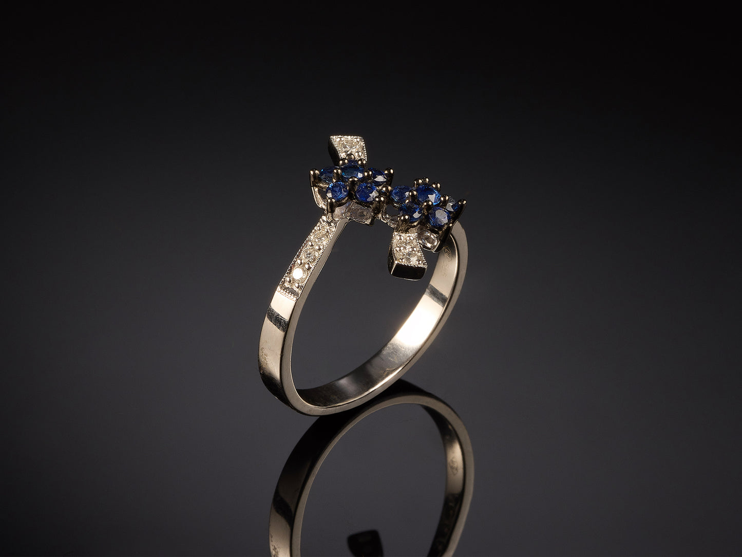 Gredzens ar briljantiem un safīriem