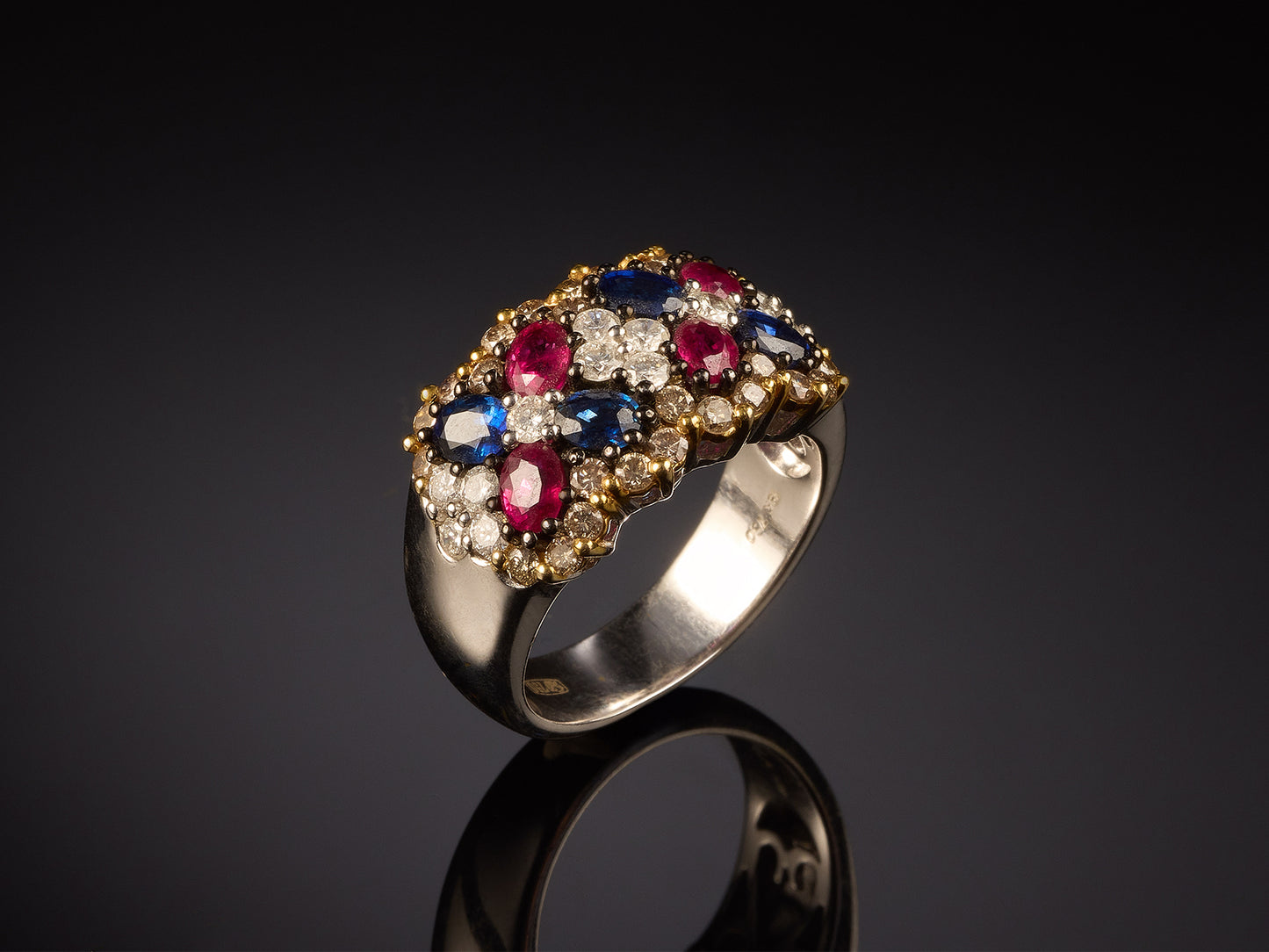 Gredzens ar briljantiem, safīriem un rubīniem