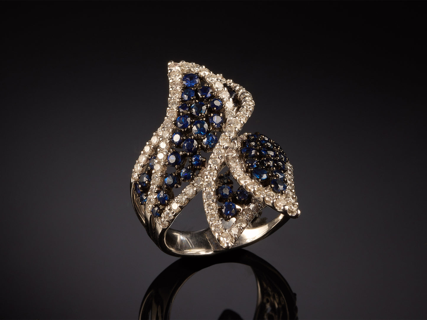 Кольцо с бриллиантами и сапфирами