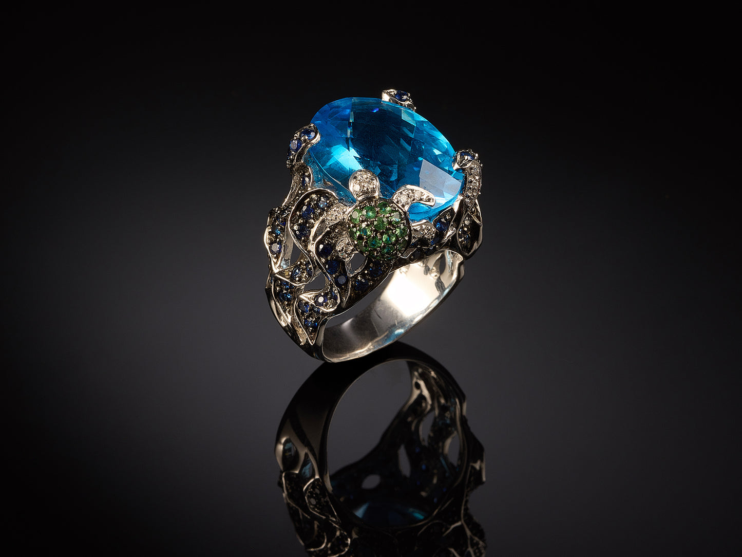 Кольцо с бриллиантами, сапфирами, топазом и зелёными гранатами