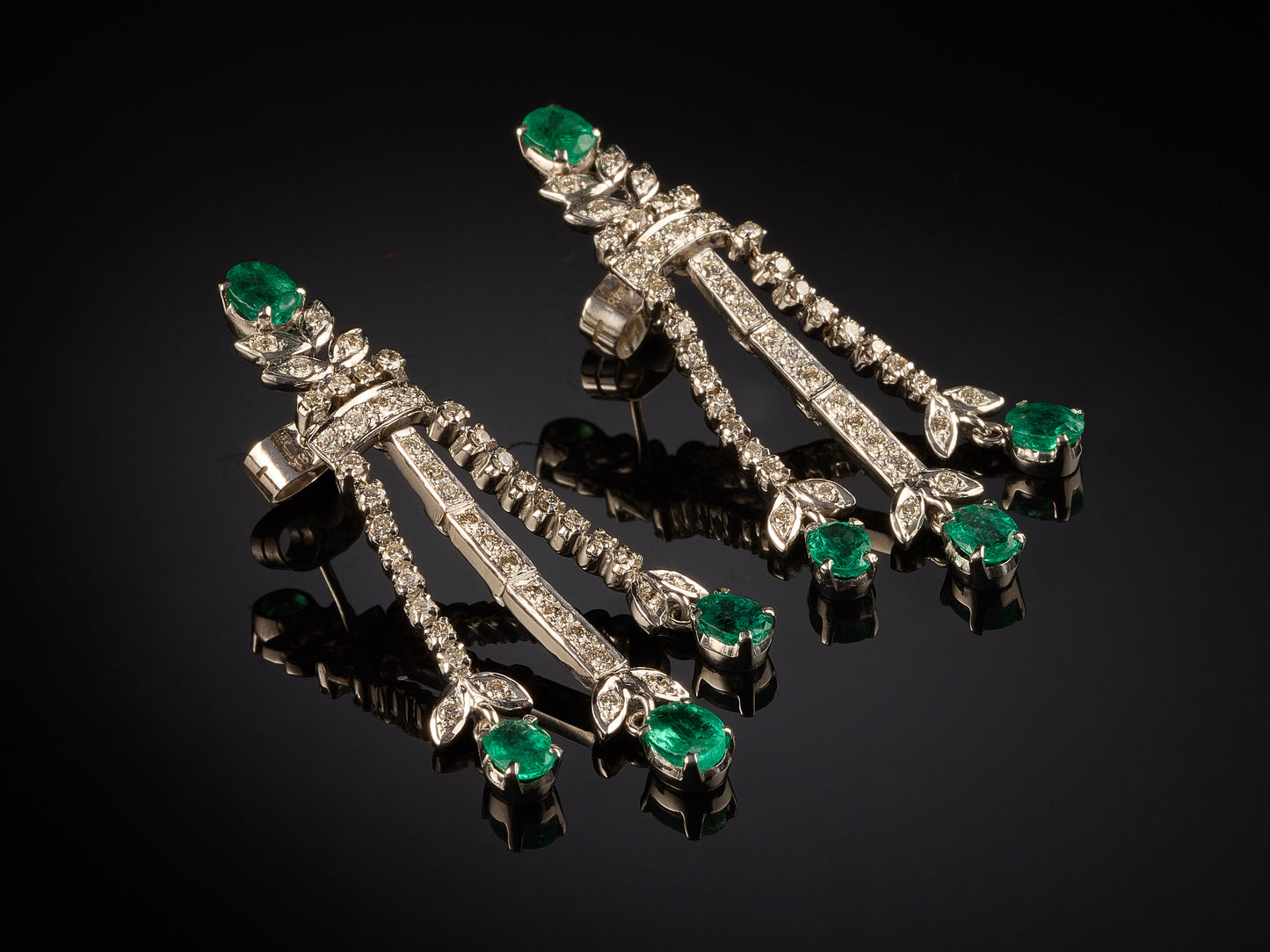 18kt white gold emerald and diamond earrings