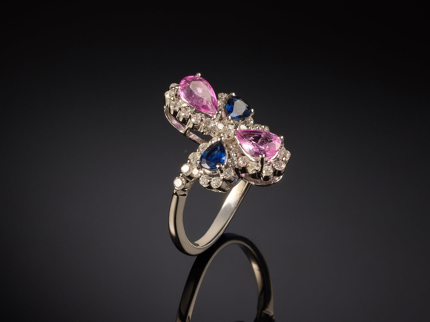 Gredzens ar briljantiem un safīriem