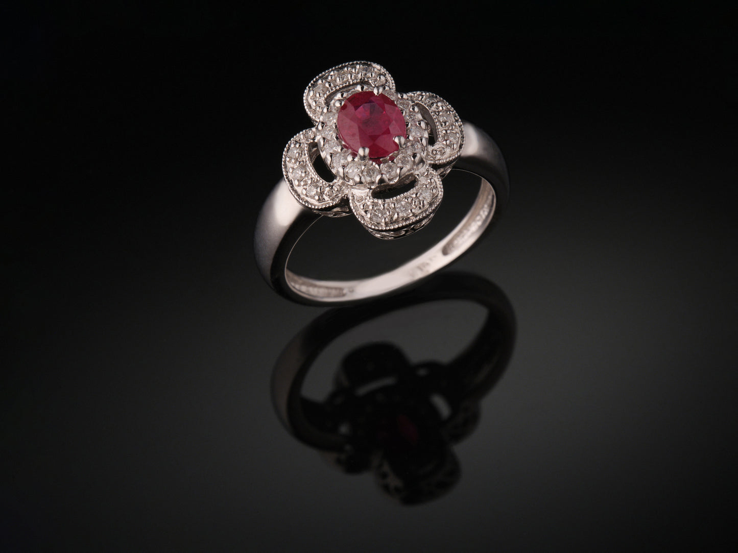 Gredzens ar briljantiem un rubīnu