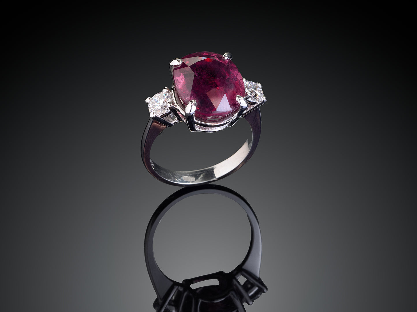 Кольцо с бриллиантами и рубином (10.25ct)