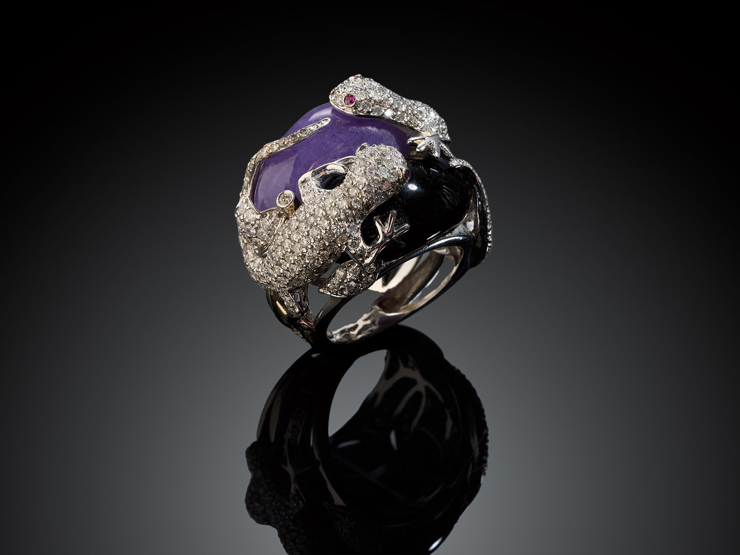 Кольцо с бриллиантами, агатом, халцедоном, рубинами и сапфиром