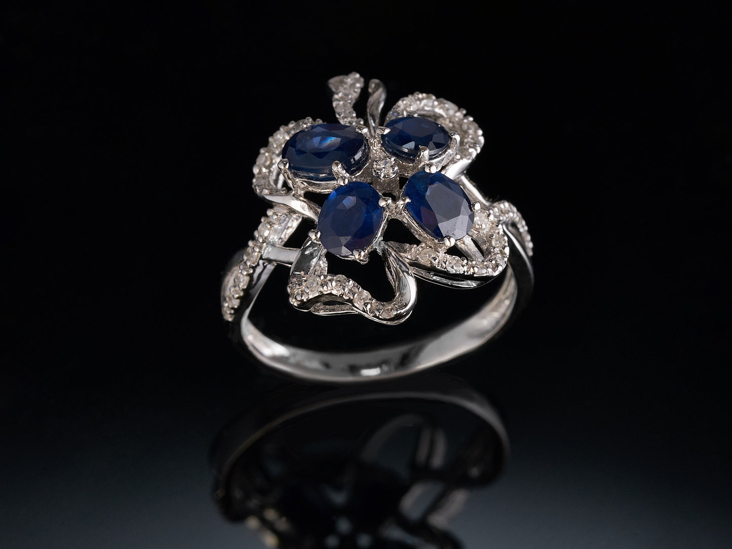 Gredzens ar briljantiem un safīriem