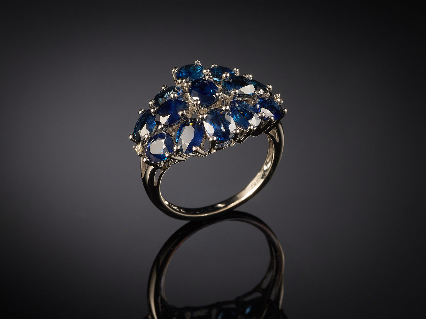 Кольцо с бриллиантами и сапфирами