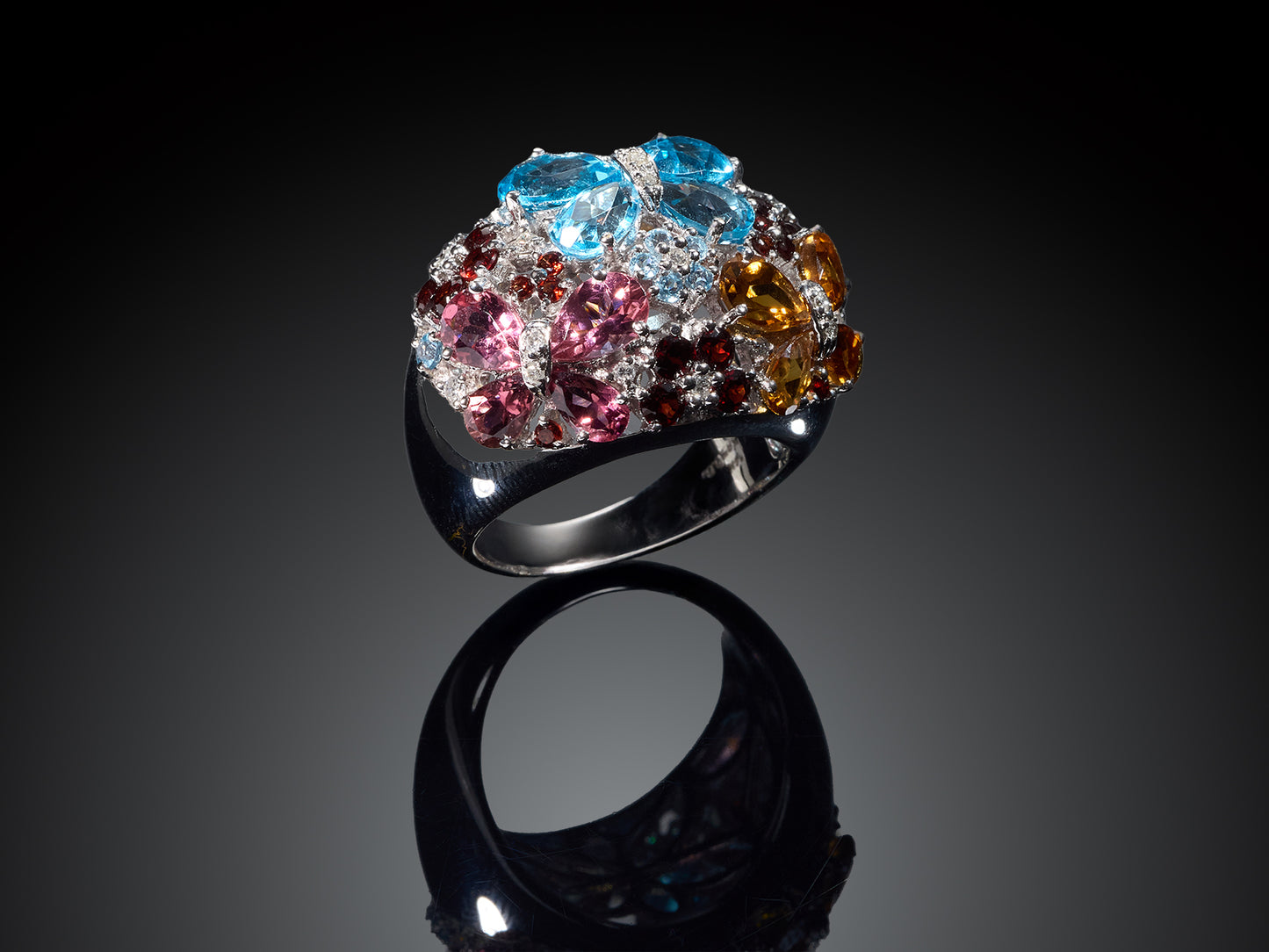 Кольцо с бриллиантами и полудрагоценными камнями