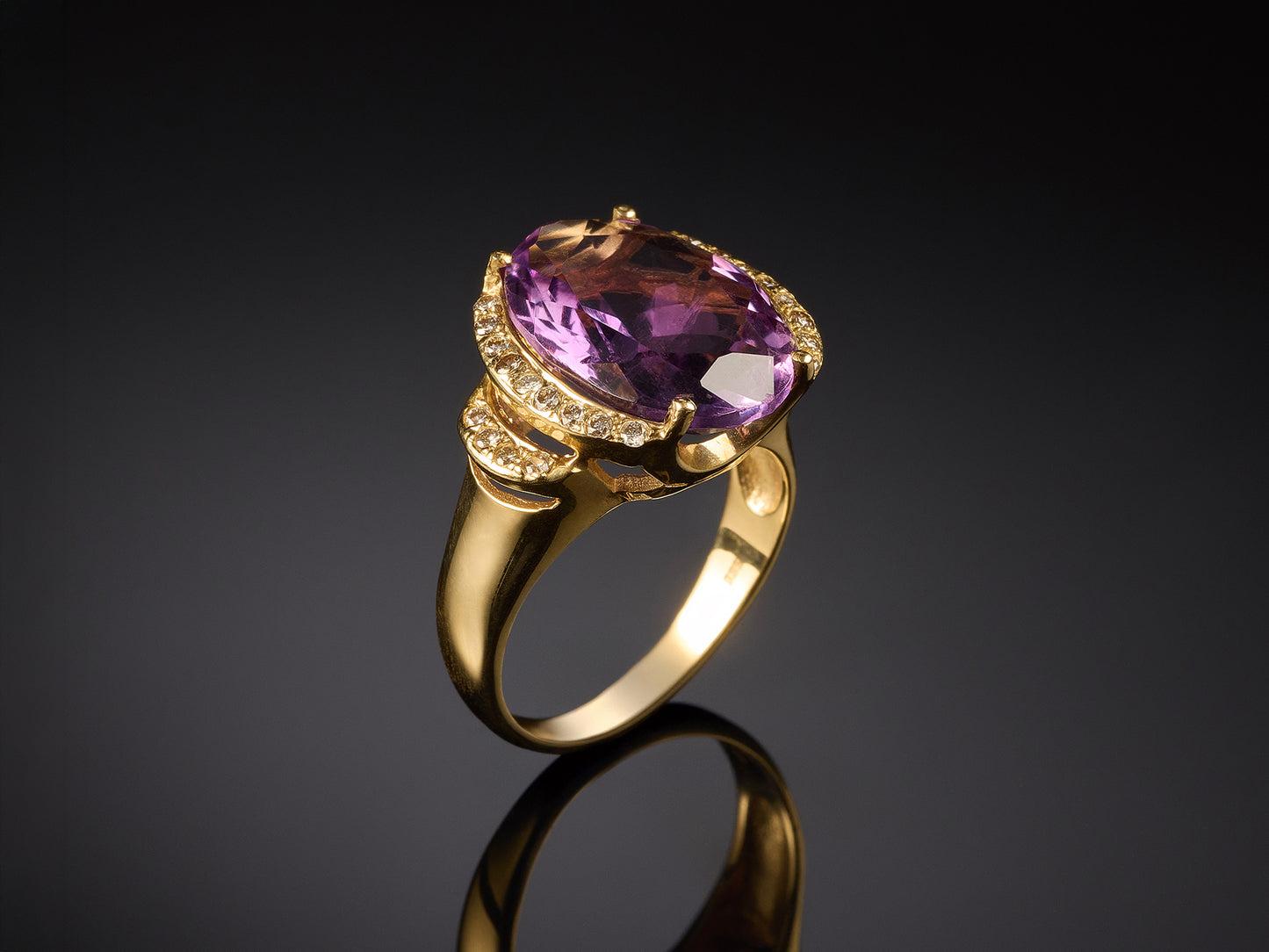 Gredzens ar briljantiem un ametistu