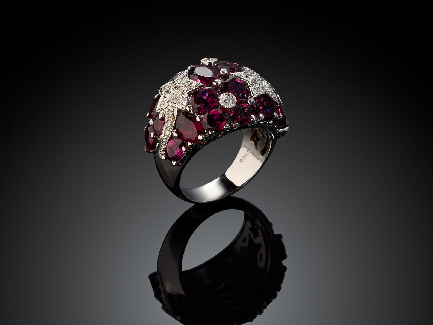 Кольцо с бриллиантами и гранатами