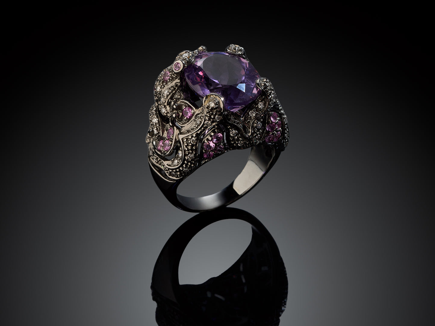 Кольцо с бриллиантами, розовыми сапфирами и аметистом