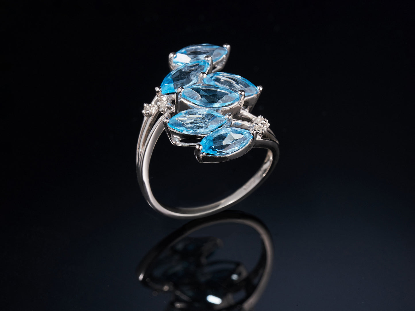 Кольцо с бриллиантами и голубыми топазами
