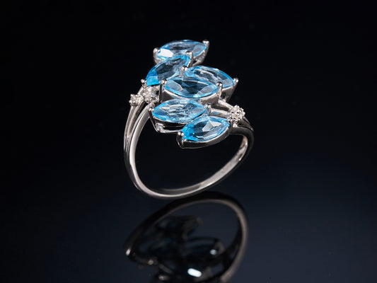 Кольцо с бриллиантами и голубыми топазами