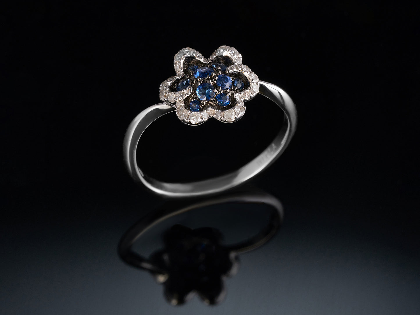 Кольцо с бриллиантами и сапфирами