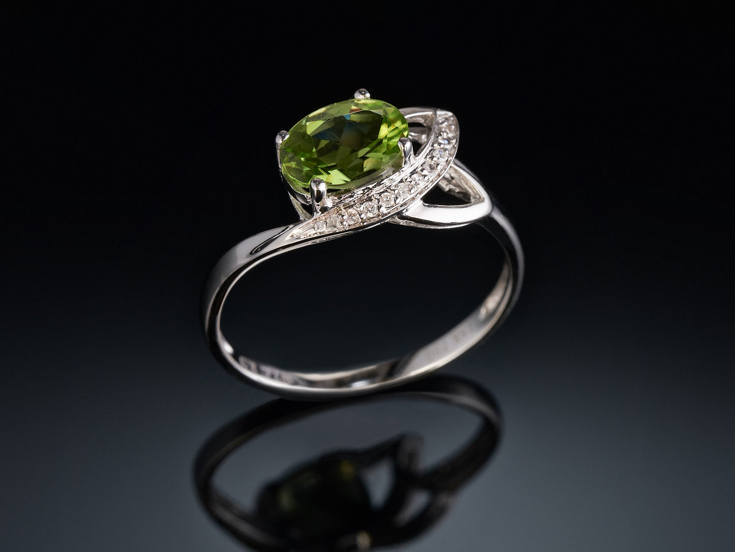 Кольцо с бриллиантами и перидотом