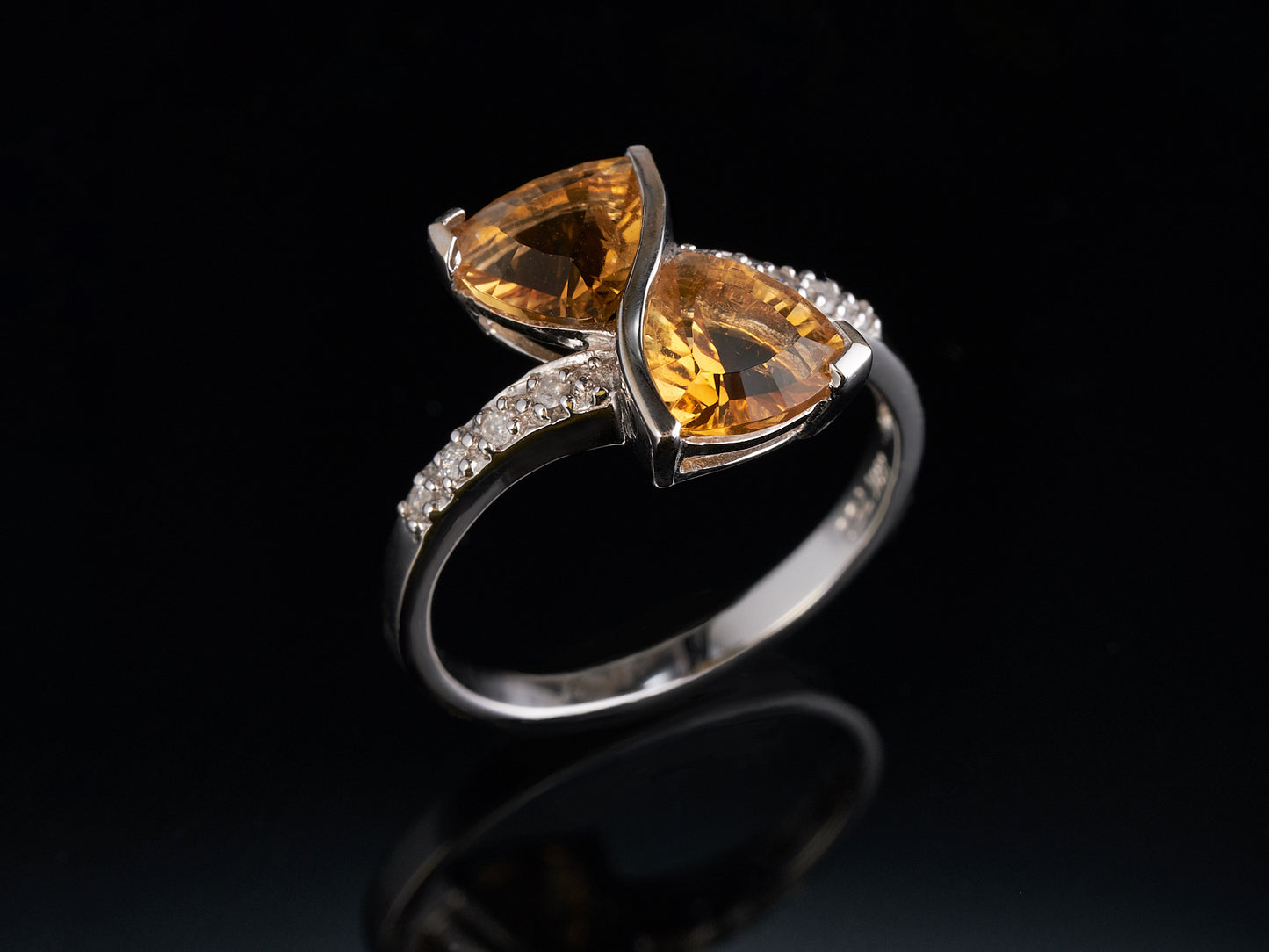 Кольцо с бриллиантами и цитринами