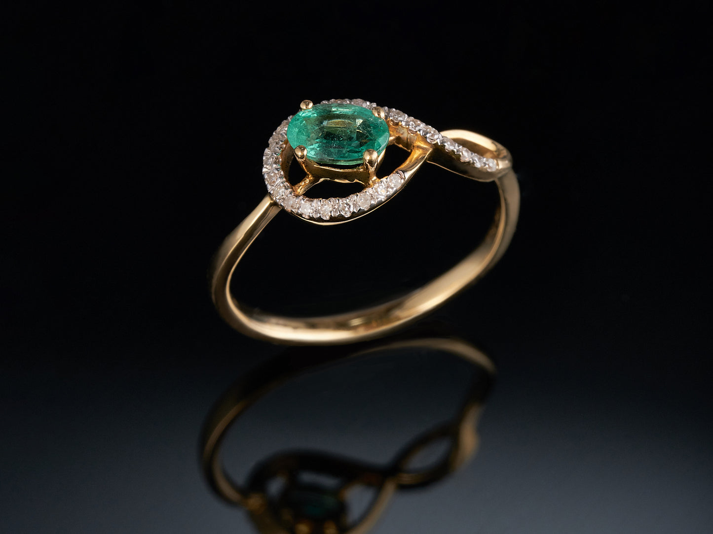 Кольцо с бриллиантами и изумрудом