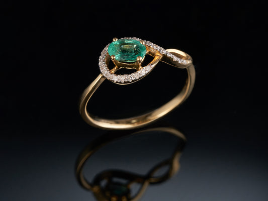 Кольцо с бриллиантами и изумрудом