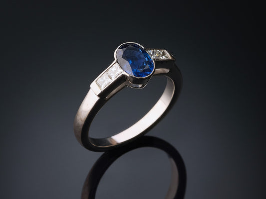 Кольцо с бриллиантами и сапфиром
