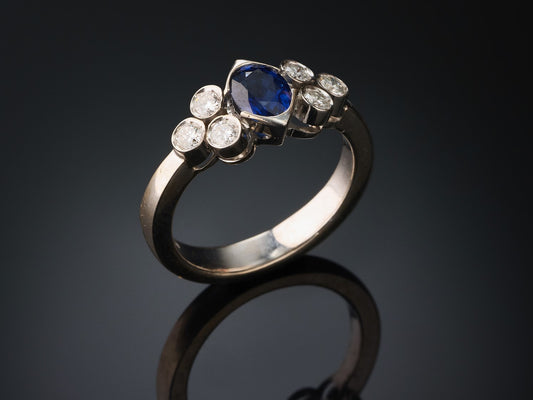Кольцо с бриллиантами и сапфиром