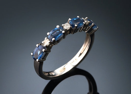 Кольцо с бриллиантами и сапфирами