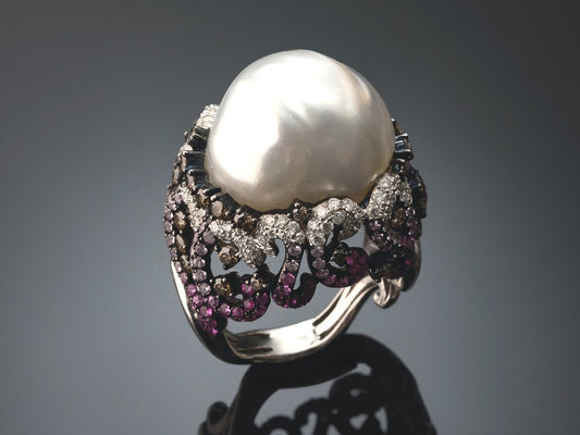 Кольцо с бриллиантами, розовыми сапфирами и жемчужиной