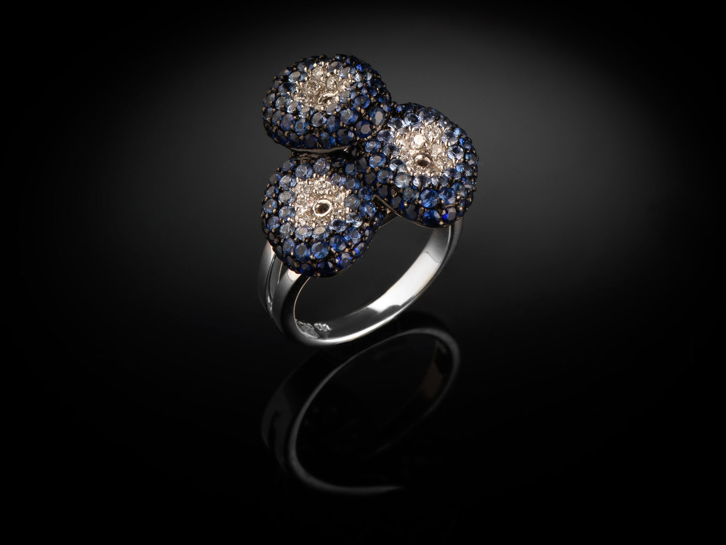 Кольцо с бриллиантами и сапфирами