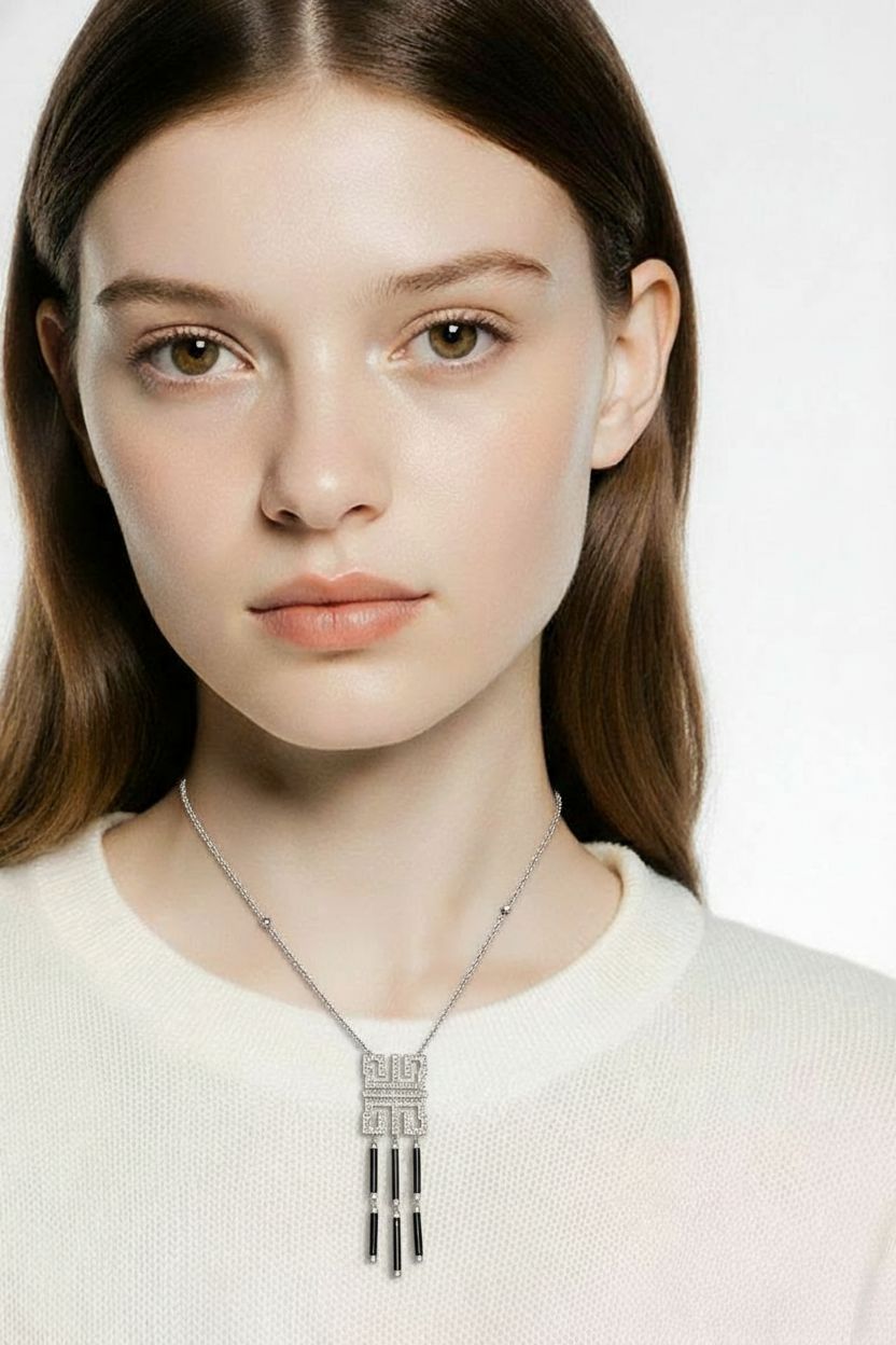 Kaklarota ar briljantiem un oniksu