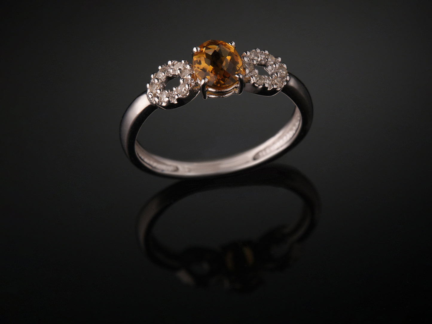 Кольцо с бриллиантами и цитрином
