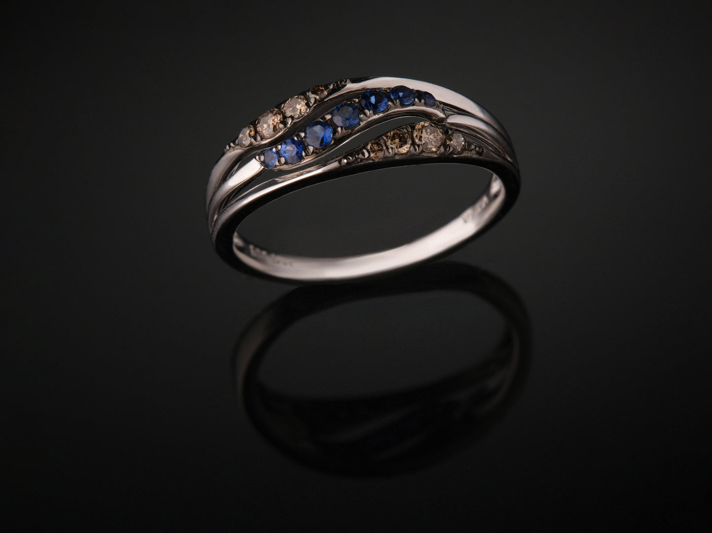 Кольцо с бриллиантами и сапфирами