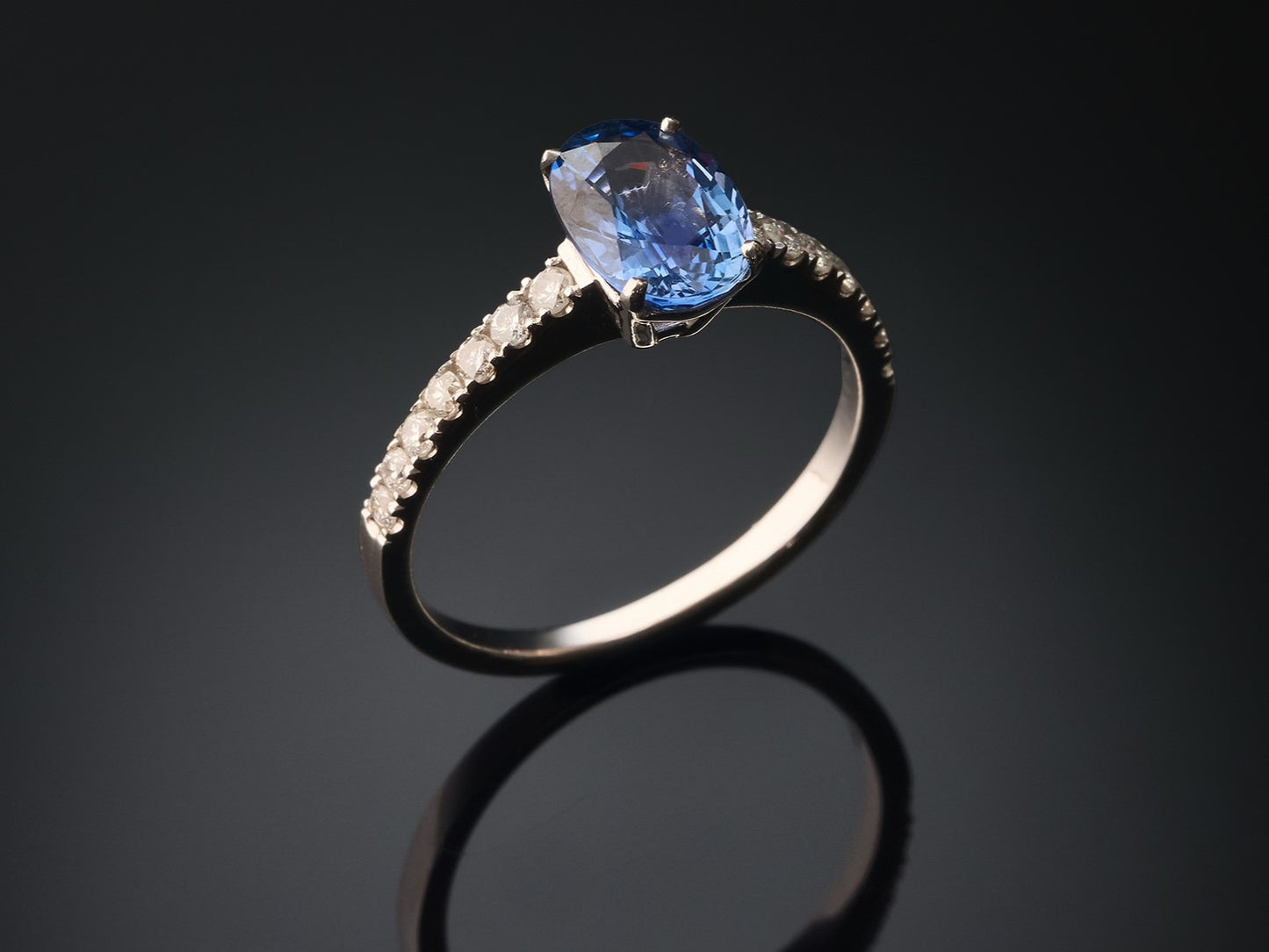 18kt white gold sapphire and diamond ring