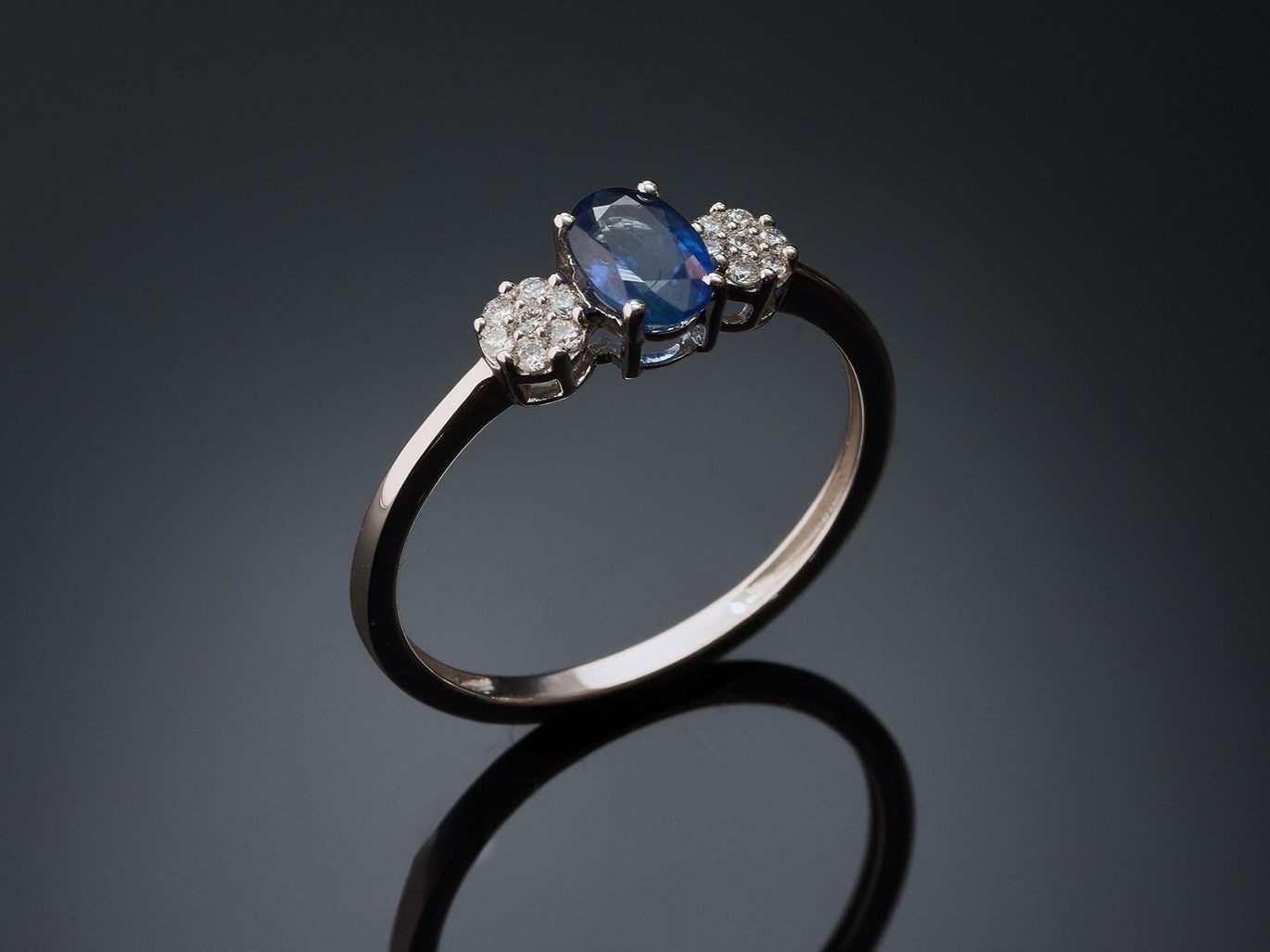 18kt white gold sapphire and diamond ring