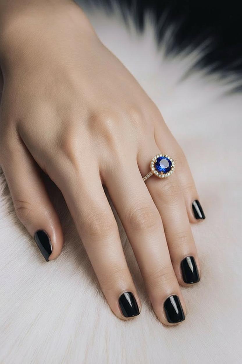 Кольцо с лейкосапфирами и корудном